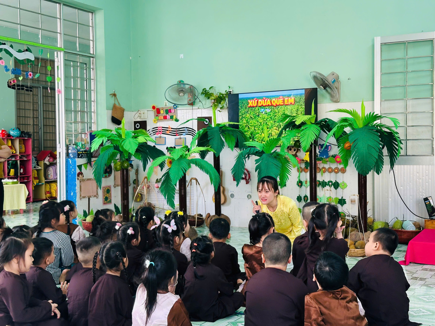 Hoạt động khám phá quả Dừa